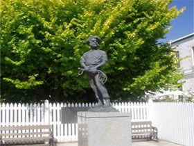 Alexander Cameron Statue - Attractions 0