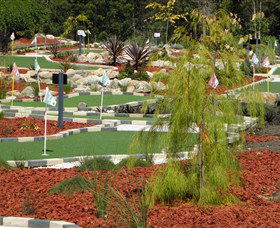 18 Hole Mini Golf - Club Husky - Attractions 0