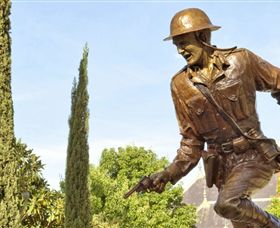Private Robert Mactier Statue - Attractions 1