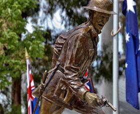 Private Robert Mactier Statue - Attractions 2