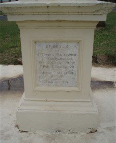 The Coronation Lamp Memorial - Attractions 1