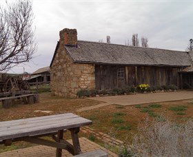 The Early Settlers Hut - Attractions 1