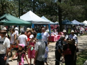 Broadbeach Art And Craft Markets - Attractions 3