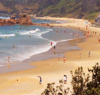 Flynns Beach - Attractions