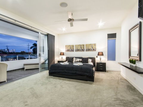 The Grand Broadbeach - Vogue Holiday Homes - See Attractions 2