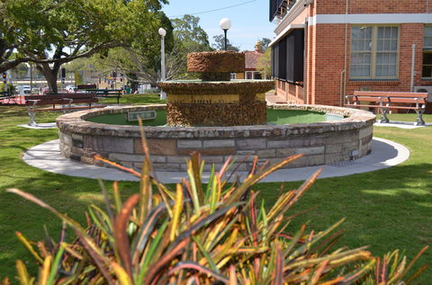 Bauer And Wiles Memorial Fountain - Attractions 0