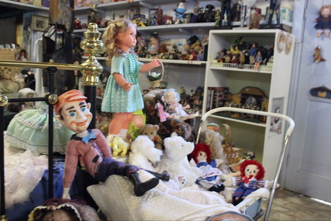 Gerogery Doll Museum - Attractions 2