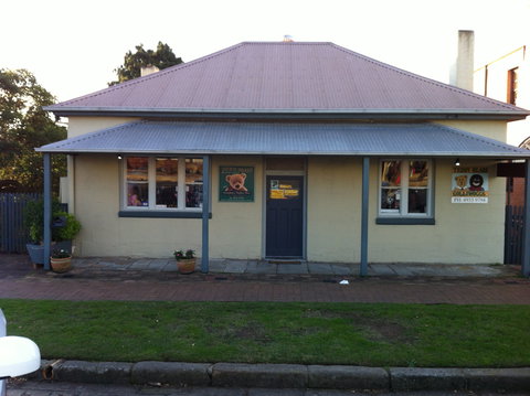 Teddy Bears Downstairs And Grandma's Feather Bed - Attractions 0