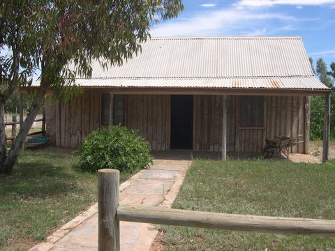 Early Settlers Cottage (Solly's Hut) - Attractions 0