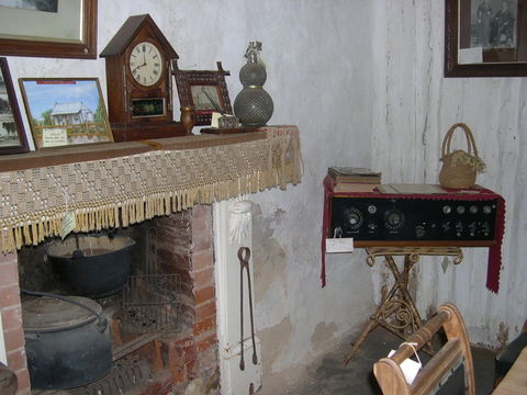 Early Settlers Cottage (Solly's Hut) - Attractions 1