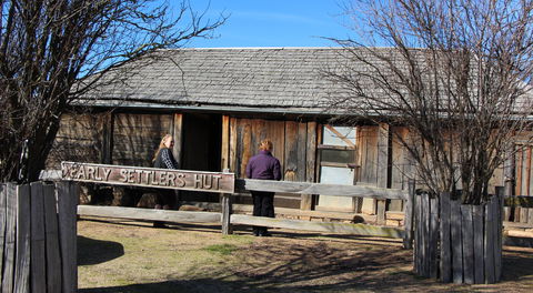 Early Settlers Hut - Attractions 1