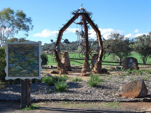 Wellington Gateway Sculpture - Attractions 0