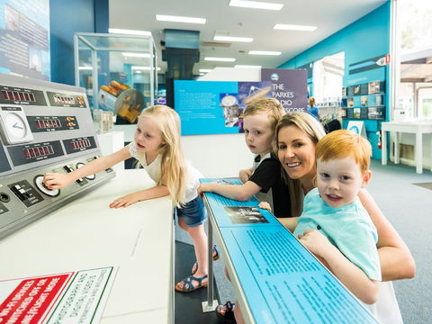 CSIRO Parkes Radio Telescope Visitor Centre - Attractions 1