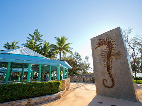 Millennium Esplanade And Tannum Sands Beach - Attractions 1