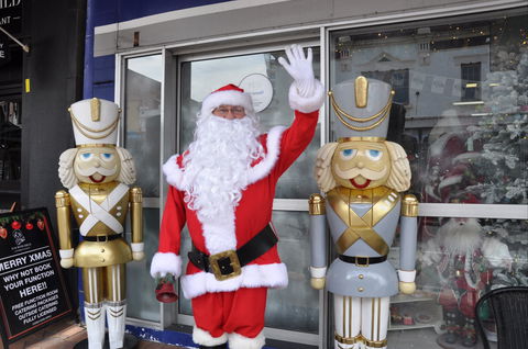 Mrs Claus And Santa - Attractions 0