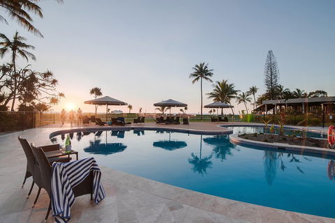 Tangalooma Island Resort Whale Watching Day Cruise With Dolphin Feeding - Attractions 4